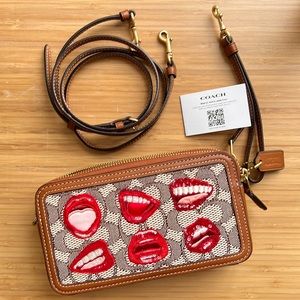 COACH X TOM WESSELMANN KIRA
WRISTLET/CROSSBODY